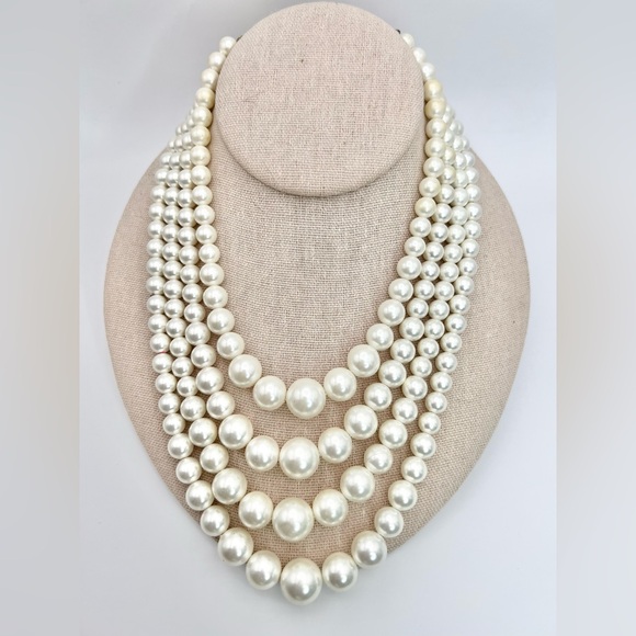 GRADUATING LUCITE PEARL NECKLACE - Picture 7 of 7